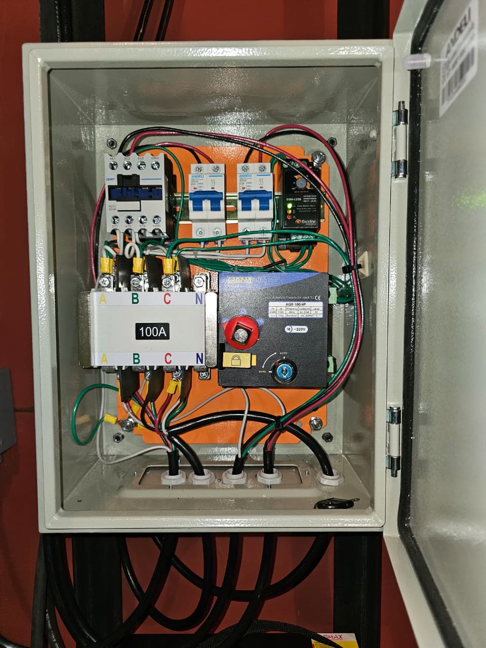 Interior de tablero ATS con cableado codificado por colores