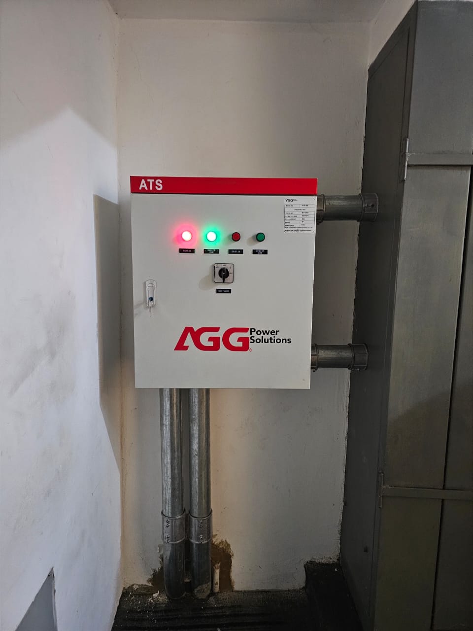 Tablero de transferencia automática cerrado con canalizaciones ordenadas