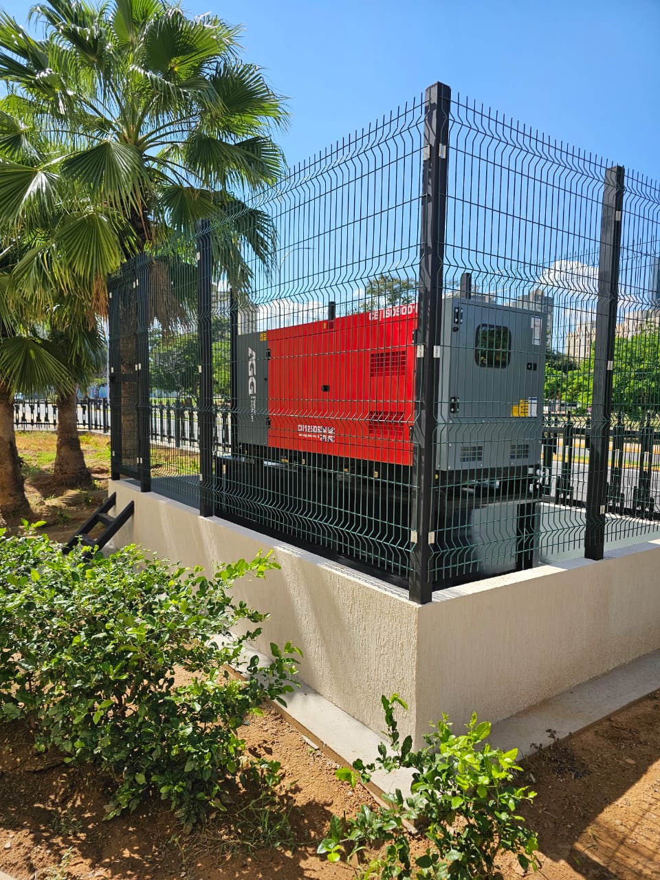 Grupo electrógeno instalado en caseta cercada