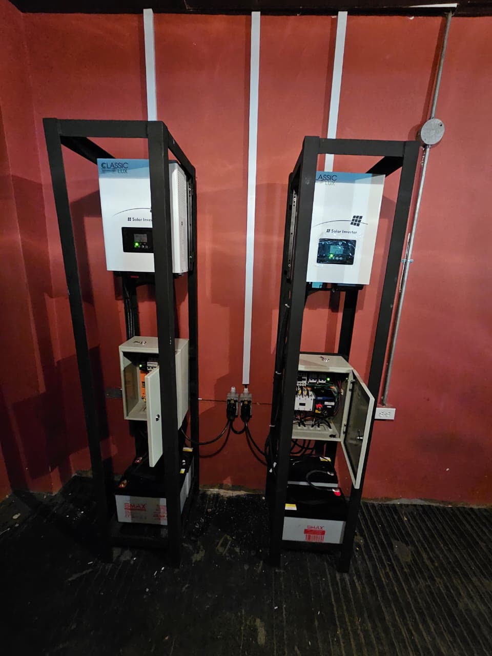 Inversores solares con bancos de baterías instalados en rack metálico