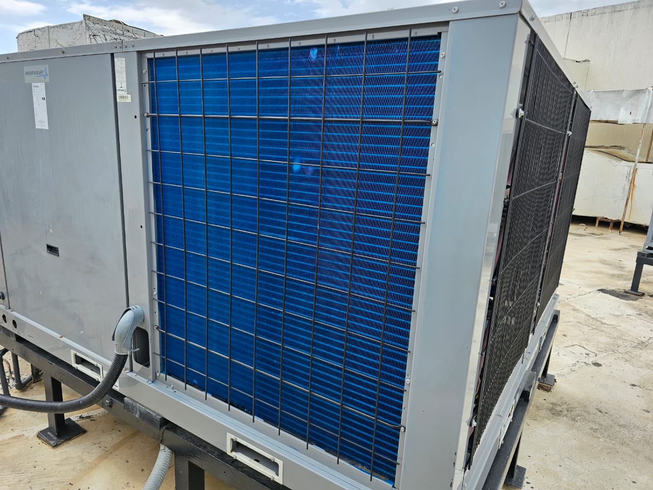 Serpentín azul de una unidad de climatización nueva de fábrica
